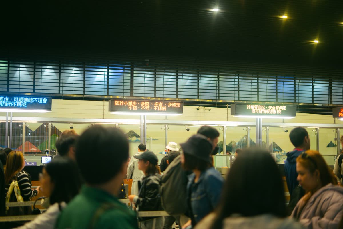 机场值机柜台与出发大厅场景